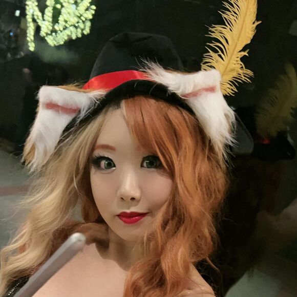 Costume Feathered Hat - Picture 3 of 3